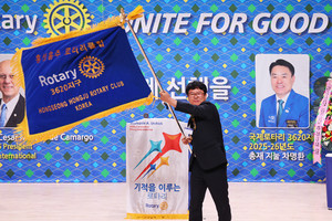 한정훈 취임회장이 클럽기를 힘차게 흔들며 홍성홍주로타리클럽의 새로운 시대의 시작을 알렸다.