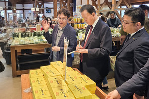 홍문표 aT 사장(사진 가운데)이 윤상영 aT 일본지역본부장(사진 오른쪽)과 가와바 전원플라자 현장을 방문해 가와바코리아 윤기확 대표(사진 왼쪽)에게 설명을 듣고 있다.