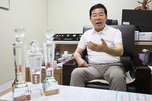 금융자산 5000억 원 달성탑, 예수금 3000억 원 달성탑, 대출금 2000억 원 달성탑을 수상한 이보형 조합장.