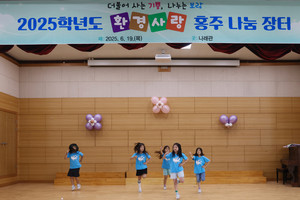 2학년 학생들이 무대에서 올라 장기를 뽐내고 있다.