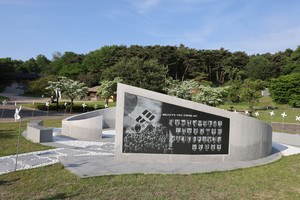 한용운의 독립운동과 역사의 울림광장에 세워진 독립선언서에 서명한 민족대표 33인의 모습.