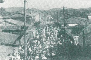 1945년 10월 홍성국민학교에서 열린 8·15 해방군민대회 후 시가행진을 펼치고 있는 홍성군민들의 모습.