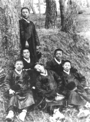 홍성초 17기 동기생들(1927년). 둘째 줄 왼쪽이 당시 인민위원회 위원장이었전 한보국(만해 한용운의 외아들), 앞줄 왼쪽 김영환 5대 국회의원, 앞줄 중앙이 이강세 홍성군농민조합장. 이종민 소장 제공.