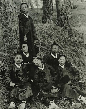 홍성초 17기 동기생들(1927년). 둘째 줄 왼쪽이 당시 인민위원회 위원장이었전 한보국(만해 한용운의 외아들), 앞줄 왼쪽 김영환 5대 국회의원, 앞줄 중앙이 이강세 홍성군농민조합장. 이종민 소장 제공