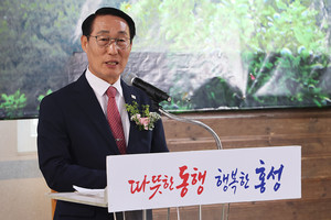 이용록 홍성군수가 보훈가족들에게 감사와 격려의 인사를 하고 있다.&nbsp;