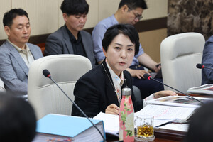 김은미 부의장이 행정사무감사에서 군립예술단 운영에 대한 지적을 하고 있다.