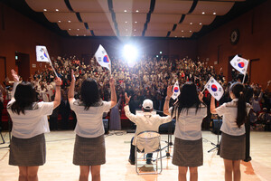 김기택 6·25참전유공자회 예산군지회장이 참석자들과 함께 만세삼창을 하고 있다.