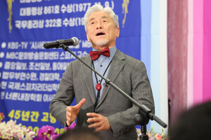 장사익 소리꾼이 편 회장의 팔순 잔치에서 공연 중이다.