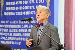 장사익 소리꾼이 편 회장의 팔순 잔치에서 공연 중이다.