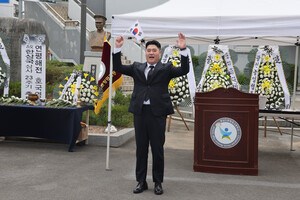 故 한상국 상사의 해군 후배가 고인의 희생을 기리며 만세 삼창을 외치고 있다.
