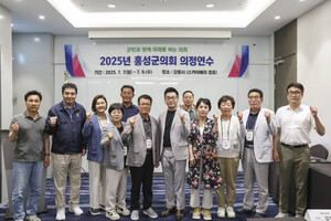 강원도 강릉시 일원으로 역량 강화 연수를 떠난 홍성군의회 의원들.