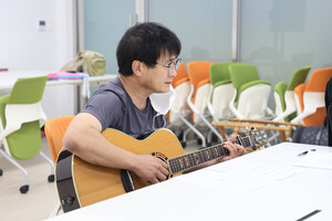 조영석 우리문화전문연희단 꾼 대표가 주제곡을 반주하고 있다.