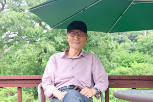 홍동흥부예술단의 이번영 대표가 환하게 웃고 있다.