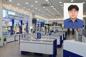 지난 11일 정식오픈한 다비치안경 내포신도시점 전경. 작은 사진은 추한구 대표.