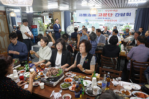 축배에 나선 복봉규 명예회장.