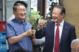 왼쪽부터 이항진 재경홍북읍향우회장이 이상수 회장과 함께 축배를 건의하며 고문단들의 건강을 기원했다.