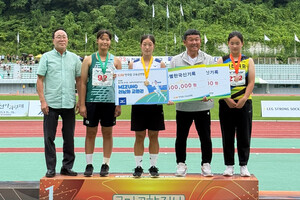 금메달을 따낸 박혜린 선수(가운데)가 박현전 코치(오른쪽)와 함께 기념 촬영을 하고 있다.