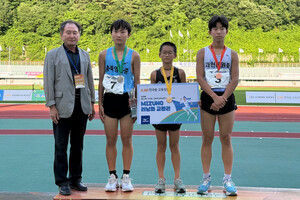 홍주중 1학년 이상현 선수(가운데)가 금메달을 목에 걸었다.