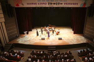 ‘에제르 앙상블’의 6중주 반주에 맞춰 학생들이 소프라노와 합창하고 있다.