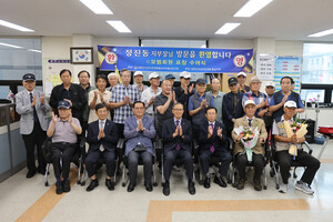 표창 수여식에 참여한 내빈과 수상자들.