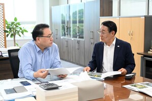 이용록 군수가 중앙부처 관계자를 만나 내년도 국비 확보와 특별재난지역 재정에 대해 건의하고 있다.