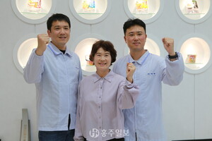 왼쪽부터 농업회사법인 주식회사 백제 김범유 대표, 김미순 회장, 김철유 대표.