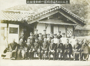 멸실 전 호명학교의 모습. 1907년 세워진 호명학교에서 찍은 갈산공립보통학교 1회 졸업생 사진.