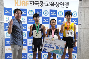 홍주중 1학년 이상현 선수가 1500m 경기에서 금메달을 따내며 메달과 부상을 수상했다.