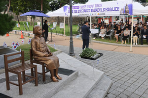 지난 12일 홍성 평화의 소녀상 앞에서 기림의 날 기념식이 진행중인 모습.
