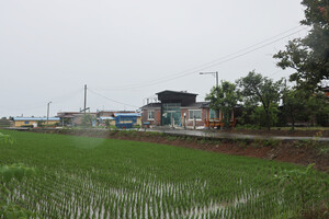 서천 종천 장구1리 마을회관과 전경.