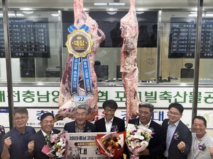 1kg에 11만 9000원으로 역대 최고가를 기록하며 충남 최고 품질 한우로 선정된 부여 조은한우농장 전용기 대표와 낙찰받은 삽교농협 김종래 조합장이 환하게 웃고 있다.