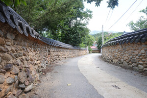 영동 상촌면 임산리 수산마을 돌담.
