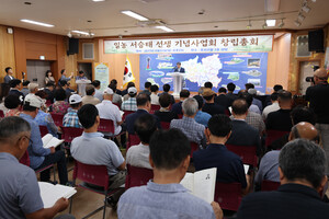 최건환 준비위원장이 창립총회가 열린 군청 강당을 가득 메운 지역주민들에게 인사말을 전하고 있다.