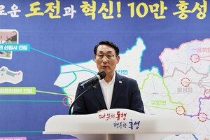 이용록 홍성군수가 일농 서승태 선생의 업적을 소개하며 선양 사업에 지원을 아끼지 않겠다고 말했다.