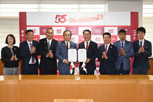 홍성군과 자매결연 도시인 일본 오부시를 방문한 방문단이 협약을 맺은 후, 기념사진을 촬영한 모습.