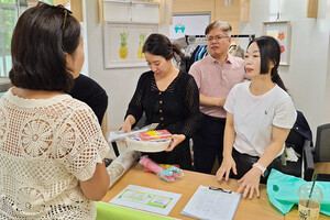 홍북읍주민자치회 위원들이&nbsp;자원순환 나눔행사를 통해 친환경 녹색장터에 판매할 물품과 텀블러를 교환해 주고 있다.