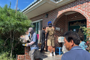 갈산면주민자치회 위원들이 호국정신을 기리기 위한 가정용 국기게양대를 설치하고 있다.