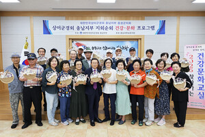 실습 교육을 통해 제작한 벽걸이 장식을 들어보이며 환하게 웃고 있다.