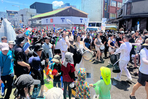 무더운 여름, 시원한 물을 서로에게 쏘고 맞으며 더위를 식히고, 남녀노소 모두가 동심에 젖어 웃음과 함성으로 축제를 즐겼다.