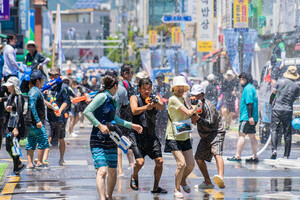 지역민은 물론 전국 각지의 방문객과 외국인 관광객들이 어우러지며 현장을 더욱 시원하게 적셨다.