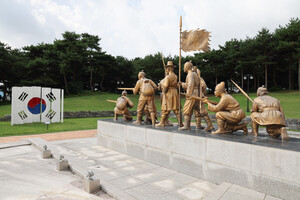 홍주의사총 의병탑 조형물 재배치를 두고 의문과 논란이 일고 있다. 사진은 마주보고 있는 홍주의병 동상들과 태극기 조형물.