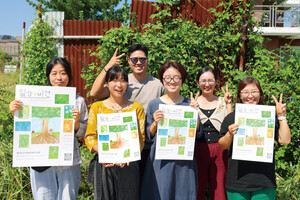 두 번째 홍성비건페스티벌을 준비 중인 기획단 구성원들이 페스티벌 포스터를 들고 환하게 웃고 있다.