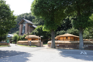 천안 병천의 용두리마을 입구에 있는 유관순 열사 생가와 왼쪽에는 매봉교회가 있다.