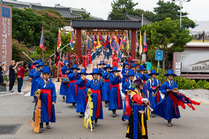올해로 64회째를 맞이한 통영한산대첩축제의 시작을 알리는 퍼레이드가 펼쳐지고 있는 모습. 매년 이순신 장군 역으로 시민 중 한 명을 선발하고 있다.&nbsp;