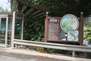 부여 내산면 용암마을과 율암1리마을 입구.