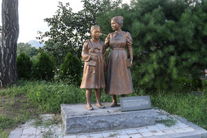 영명학교 공주 3·1만세시위 준비지. 유관순 열사를 교육으로 인도한 선교사 앨리스 샤프(한국명, 사애리시)가 유 열사와 함께 서있는 동상 모습.