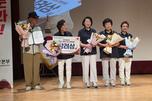 장려상을 수상한 ‘숨結홍성’ 팀원들이 기쁨을 만끽하고 있다.