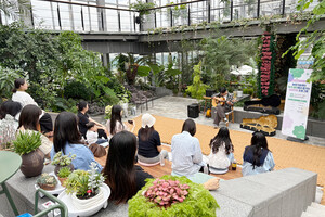 치유쉼터에서 임산부와 난임부부을 위한 기타 공연이 펼쳐지고 있다.