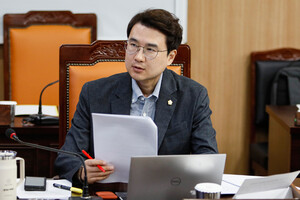 최근 사퇴한 홍원표 전 예산군의회 의원.