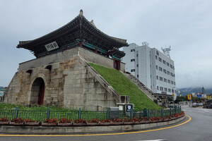 홍주읍성 동문인 조양문 뒤로 KT사옥이 보인다.